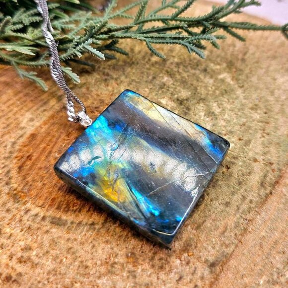 Beautiful Nature Labradorite Flashy Carved Chameleon Tile Pendant Necklace - Picture 6 of 10
